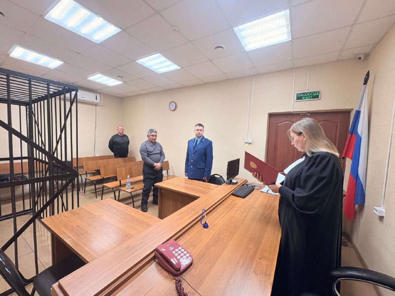 Главу села осудили за подлог при ремонте дорог после паводка в Забайкалье Главу сельского поселения Верхнехилинское Алексея Золотухина осудили за превышение полномочий и служебный подлог при ремонте дорог после паводка Уголовное дело было возбуждено после жалобы местного жителя который рассказал прокурору Забайкальского края Александру Яновскому о мошенничестве при строительстве и ремонте дорог и мостов после паводка Суд установил что в сентябре 2023 года Алексей Золотухин стал главой поселения По муниципальному контракту на 9 7 млн рублей в селе ремонтировали улицы пострадавшие от паводка В конце октября 2023 года комиссия районной администрации нашла серьезные недостатки в работе Однако Золотухин подписал документы и поручил выплатить полную сумму включая 6 9 млн за невыполненные работы Эти действия нанесли вред правам жителей села Верхняя Хила на качественные дороги Шилкинский районный суд учел смягчающие обстоятельства и приговорил Золотухина к 3 годам и 2 месяцам лишения свободы условно с испытательным сроком 3 года Ему запретили занимать руководящие должности в государственных и муниципальных органах на 1 5 года Арест на имущество Золотухина сохранен до рассмотрения гражданского дела о компенсации ущерба Приговор пока не вступил в силу Фото пресс службы прокуратуры Забайкалья ChitaMedia Забайкальский край