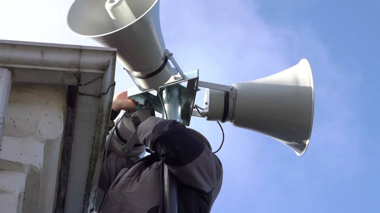 Усилить качество работы систем оповещения при угрозе вражеских БПЛА поручил Вячеслав Гладков в ходе заседания правительства Для этого необходимо провести дополнительный анализ, в том числе, информирования через открытые телеграм-каналы. Как подчеркнул губернатор, лучшая система оповещения выстроена в Шебекинском округе. Вместе с тем, на дороге между Масловой Пристанью и 26-м километром оставалась слепая зона, где не доходил сигнал связи. Из-за этого жители, проезжающие этот участок, не получали своевременно информацию об угрозе дронов. Помочь решить проблему должна установка ретранслятора. Жесть Белгород - подписаться