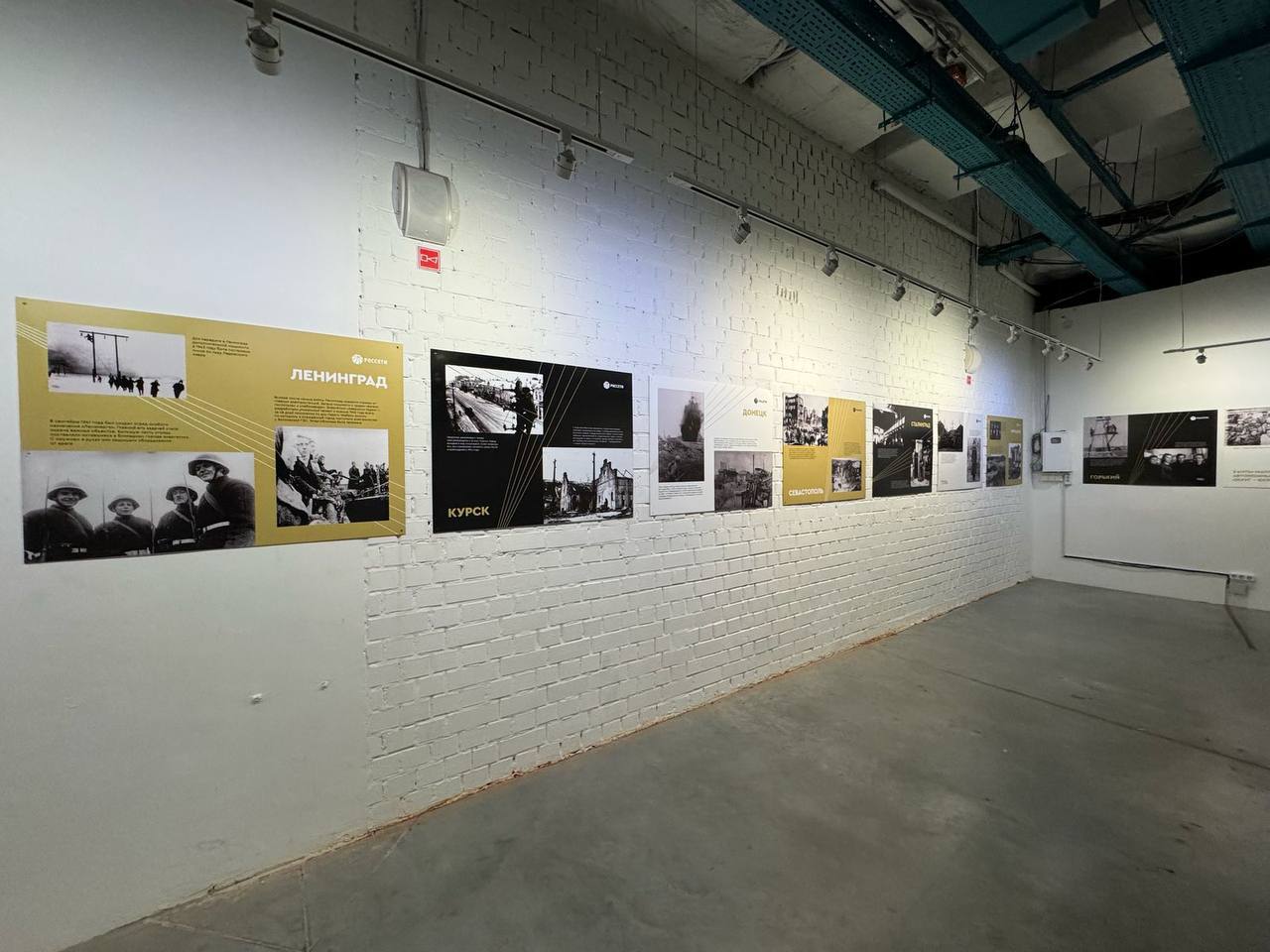 Более чем в 20 городах России открылись фотовыставки «Свет Победы», организованные Группой «Россети» Проект посвящен вкладу энергетиков в Победу. Он рассказывает о строительстве электрозаграждений под Москвой, прокладке «Кабеля жизни» по дну Ладожского озера, участии в обороне Сталинграда и других подвигах. Представлены в том числе редкие фотоснимки военных лет. В Москве выставка проходит на Никитском бульваре, в Подмосковье – в парке «Патриот». Также уличные экспозиции организованы в Санкт-Петербурге, Курске, Донецке, Волгограде, Екатеринбурге, Новосибирске и других крупных городах. Больше информации о проектах Группы «Россети» ко Дню Победы – на сайте pobeda80.rosseti.ru.