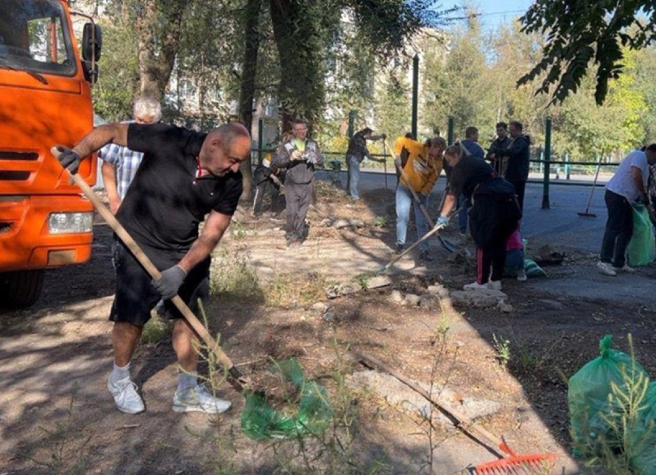 В Ростове убрали более 200 тонн мусора в минувшие выходные   В Ростове в ходе субботника в минувшие выходные убрали более 200 т мусора. Об этом сообщает пресс-служба администрации города.    «Сфокусировались на «проблемных» объектах: было вывезено порядка 220 т мусора, который образовывал свалочные очаги. Очищено почти 150 фасадов зданий и опор освещения от объявлений. Также участники красили детские игровые элементы, спиливали и обрезали деревья», – пишет источник.    В субботнике поучаствовали почти 900 человек, более 100 организаций, предприятий, УК и ТСЖ, было задействовано 60 единиц специальной коммунальной техники. Были приведены в порядок дворы, территория, прилегающая к историческому парку «Россия – моя история», и парк Димитриевский.    В эту субботу запланирован еще один субботник, который станет завершающим в месячнике чистоты.   Подписаться на "Новости Ростова"    Прислать новость