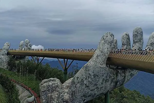 Российский турпоток во Вьетнам за четыре месяца 2026 года вырос втрое Свыше полумиллиона россиян приехали на отдых во Вьетнам только за первые 4 месяца 2026 года По прогнозам в 2026 году объем российского турпотока в эту страну гарантированно превысит 1 млн туристов что станет историческим рекордом Об этом пишет Вестник АТОР В апреле 2026 года во Вьетнам по данным статистики национального туристического управления Вьетнама VNAT въехали 137 221 турист из России на 228 2 больше чем в апреле 2025 года когда Вьетнам посетили 41 806 россиян Прирост объемов российского турпотока в годовом выражении за 4 месяца трехкратный он составил 203 504 389 визита граждан РФ в январе апреле 2026 года и 166 460 визитов за этот же период в 2025 году aviaru net n295348 Оставайся в информационном потоке подпишись на наш канал в MAX