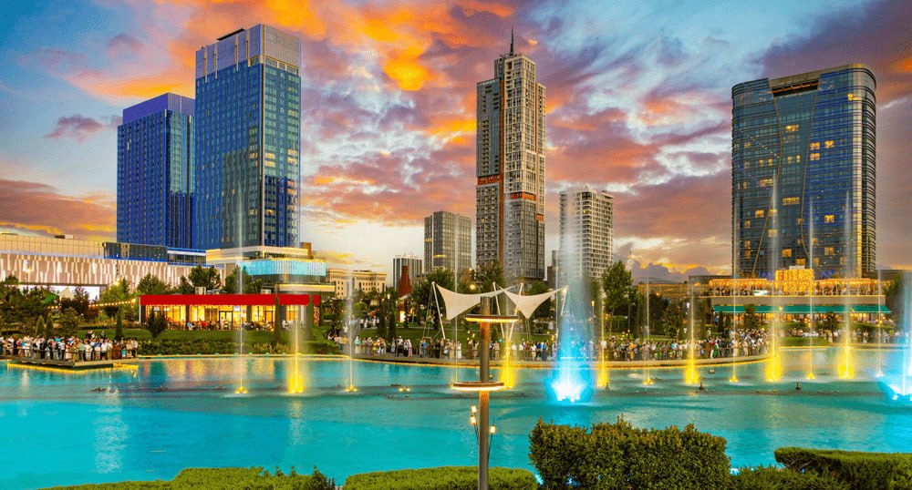 Россияне все чаще выбирают событийные туры в Узбекистан Осенью 2025 года спрос на поездки в Узбекистан вырос на 30 50 по сравнению с прошлым годом Туроператоры отмечают туристов привлекают не только классические маршруты но и масштабные культурные события прошедшие в стране этой осенью Руководитель офиса принимающей компании ЛБ тур Узбекистан Максим Новицкий рассказал что многие гости специально приезжали на концерт Андреа Бочелли в Самарканде и Бухарскую биеннале современного искусства По его словам по прежнему востребованы маршруты Ташкент Самарканд Бухара а в некоторые программы добавляют Хиву Коммерческий директор компании Алеан Оксана Булах подчеркнула что осенний рост спроса связан с комфортной погодой снижением цен на авиабилеты и безвизовым режимом который упрощает поездки По данным компании Интурист направление растёт быстрее рынка Директор по связям с общественностью Дарья Домостроева отметила Сейчас прирост год к году составляет 57 До сих пор получаем от туристов положительные отзывы Однозначно Бухарская биеннале привлекла внимание к направлению и повысила его престиж Все подробности в материале RTN rata ru