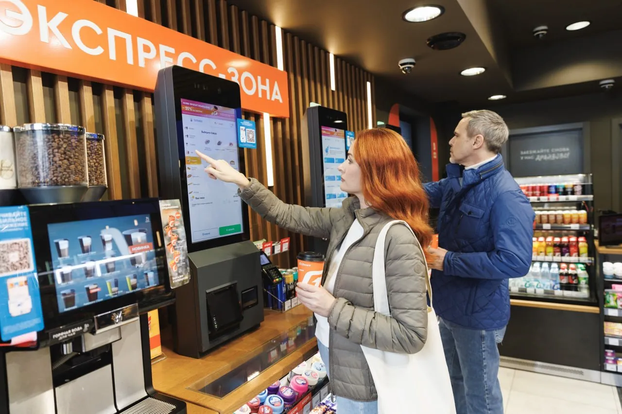 В России набирает обороты тренд на самообслуживание и цифровые сервисы на АЗС В России растёт тренд на самообслуживание клиенты всё чаще пользуются терминалами и кассами без участия персонала в том числе на АЗС В 2025 году число заправок с цифровыми системами самообслуживания выросло более чем в 3 5 раза до 332 станций в 30 регионах Сеть АЗС Газпромнефть расширилась до 1585 станций открыто 36 новых 18 из них на федеральных трассах ЦКАД М 4 Дон М 7 Волга Р 255 Сибирь Р 256 Чуйский тракт и других Наибольшее число новых и модернизированных АЗС в Красноярском крае Москве Санкт Петербурге Московской и Новосибирской областях Дмитрий Шепельский директор по региональным продажам отметил что компания делает акцент на городских форматах и многофункциональных комплексах на автомагистралях Сеть электрозарядных станций Розетка выросла до 146 ЭЗС Ежегодно компания создаёт более 500 рабочих мест на АЗС Читать подробнее   www chel kp ru online news 6916541   Подписаться на chelkp Мы в MAX
