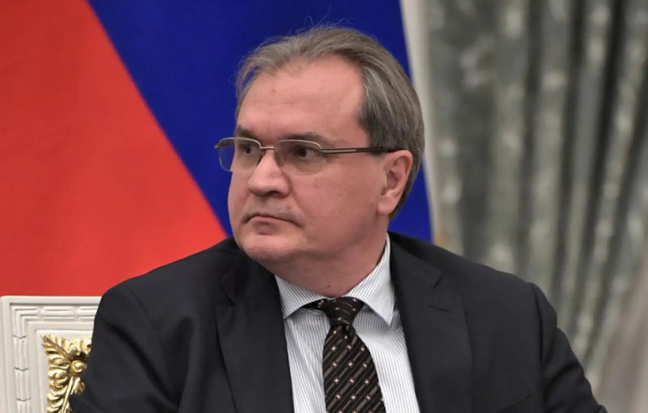 Председатель Совета прав человека при президенте РФ Валерий Фадеев выступил с проектом единого учебника экономики основанного на традиционных ценностях и очищенного от либеральных мифов Его основные тезисы разобрал с Ридусом экономист Никита Масленников Всё таки последовательно демократическое устройство государства позволяет достичь более эффективного баланса интересов всех субъектов экономики Иногда это статистически подтверждается иногда не слишком но у авторитарных экономик типа того же Китая структурных проблем больше чем у других Авторитарный стиль правления увеличивает вероятность ошибок сказал экономист Ридусу   www ridus ru n 761288 ridusnews