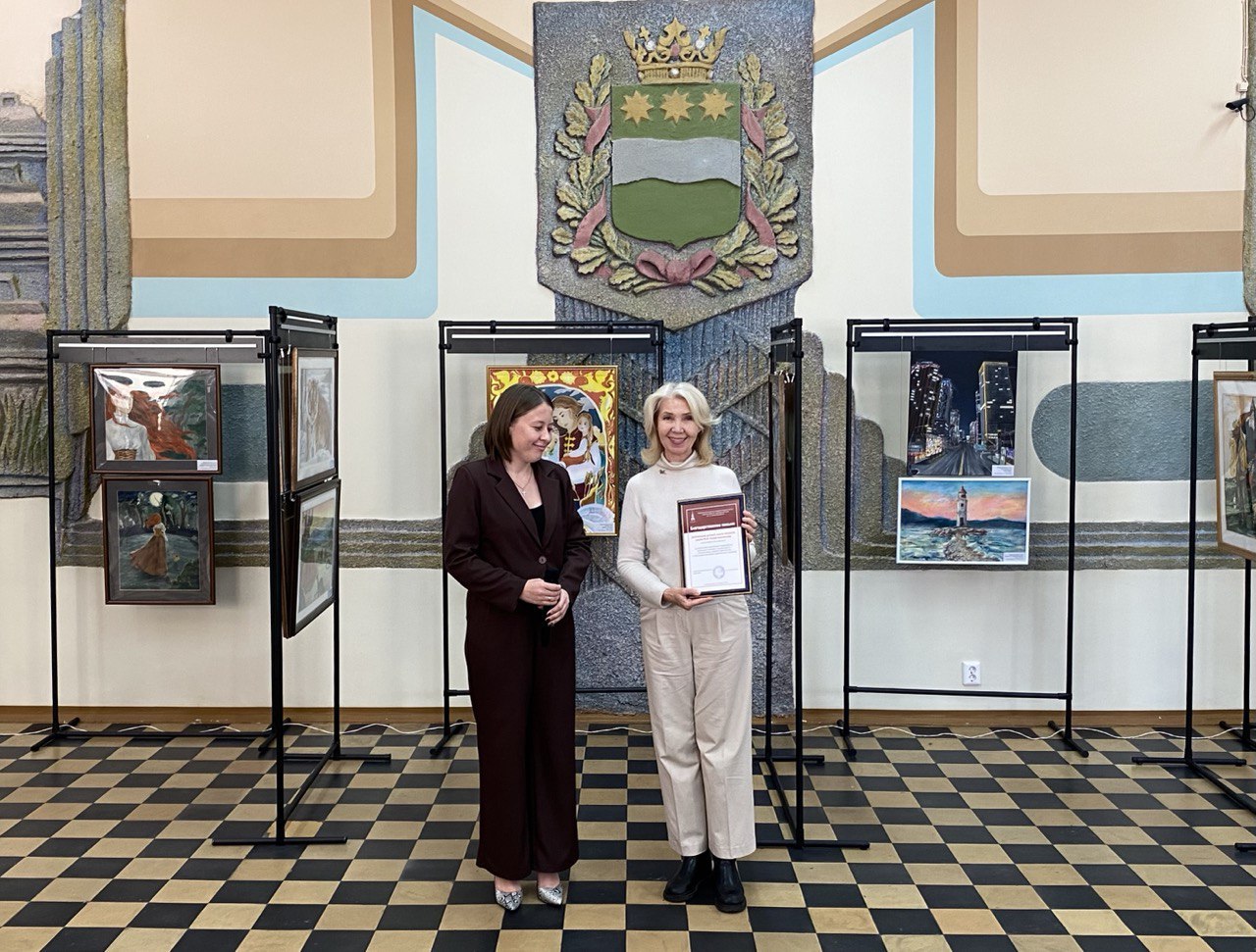 В Краеведческом открылась художественная выставка Палитра юности Она посвящена 105 летнему юбилею ЦДШИ им М Ф Кнауф Каминской и собрала более 20 работ воспитанников художественного отделения школы Вот уже много лет Краеведческий тесно сотрудничает с Центральной детской школой искусств крупные мероприятия и открытия выставок редко обходятся без участия талантливых воспитанников школы Елена Халиманова исполняющая обязанности директора Амурского областного краеведческого музея поздравила школу со знаменательным событием и вручила директору ЦДШИ им М Ф Кнауф Каминской Татьяне Бедёриной Благодарственное письмо за многолетнее сотрудничество организацию выставки и большой вклад в духовно нравственное и эстетическое воспитание подрастающего поколения Свою работу выставка продолжит до 23 ноября включительно