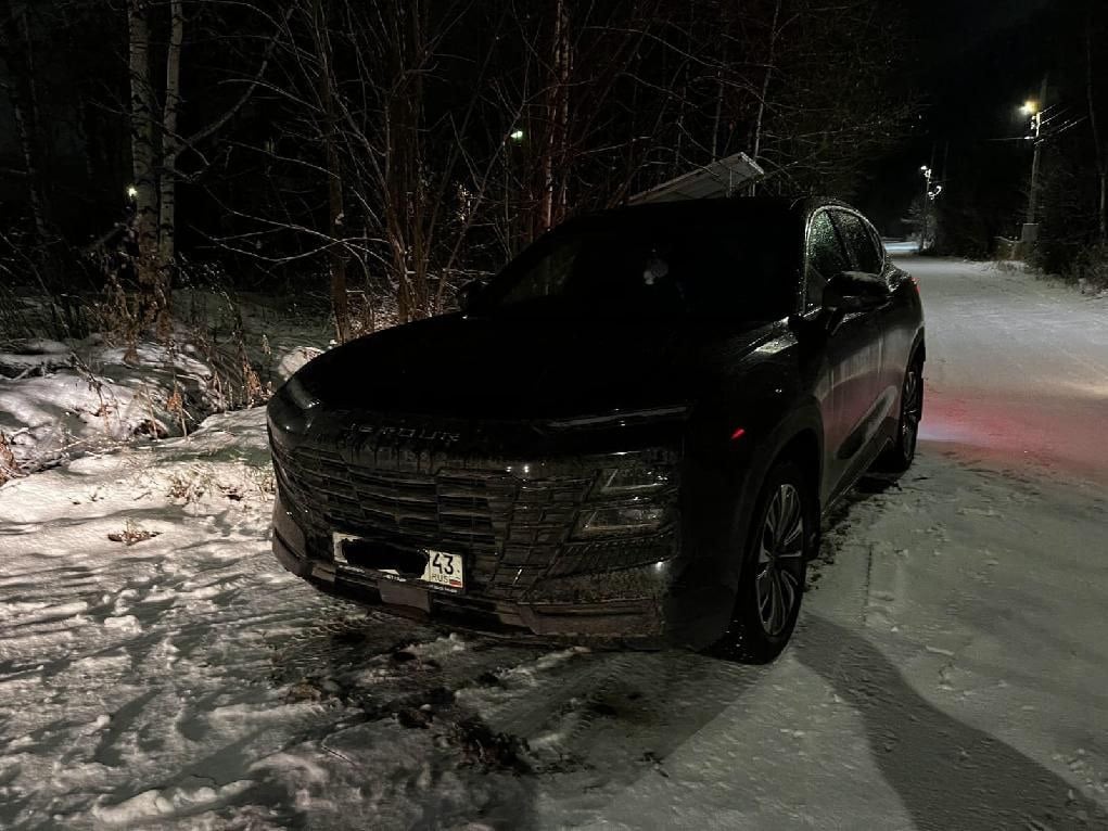 У кировчанина конфисковали автомобиль за 2,2 млн рублей  Напомним, в ноябре прошлого года 37-летний мужчина, лишенный прав, управлял автомобилем JETOUR. При этом ранее он уже привлекался к административной ответственности за пьяную езду и езду без прав.  На этот раз было возбуждено уголовное дело. В итоге, суд признал мужчину виновным и назначил штраф в размере 150 тысяч рублей, а также конфисковал автомобиль.   Подписаться