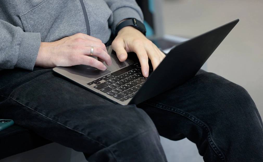 Совокупный месячный охват сервисов искусственного интеллекта в России составляет 26 населения Об этом говорится в презентации единого измерителя аудитории Рунета Mediascope с которой ознакомился РБК Хотя бы раз в неделю нейросетями пользуются 5 населения говорится в исследовании Самыми охватными сервисами искусственного интеллекта среди россиян Mediascope назвал Алису AI и DeepSeek Их месячный охват в октябре 2025 года составил 14 и 9 соответственно Далее с заметным отставанием в пять процентных пункта следуют GigaChat и ChatGPT Фото Михаил Гребенщиков РБК РБК в Telegram и MAX