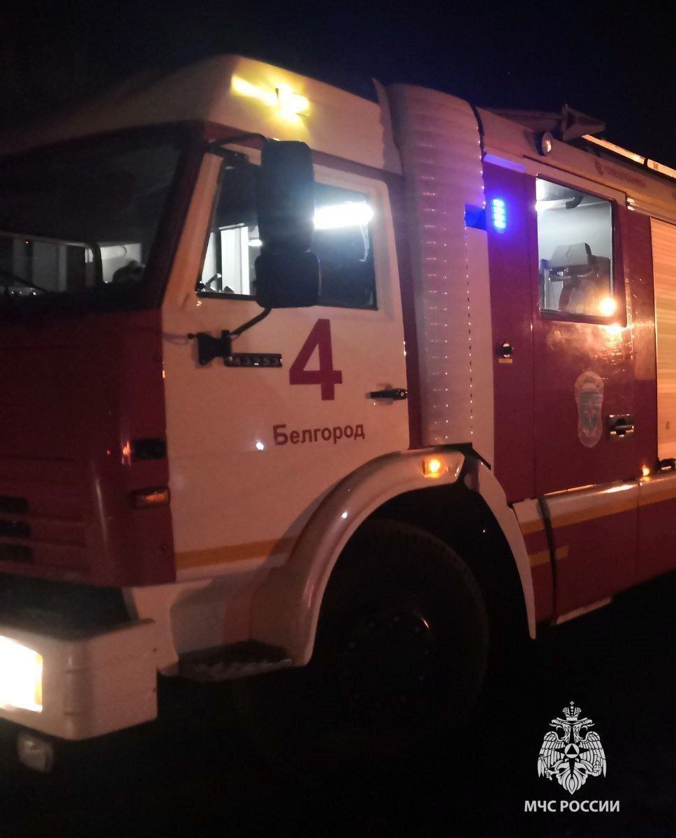 За прошедшие сутки на территории региона зарегистрировано 3 пожара В Белгороде на улице Садовая произошёл пожар в двухкомнатной квартире на четвёртом этаже пятиэтажного жилого дома. В комнате огнём повреждены вещи и мебель на площади 30-ти квадратных метров. Личным составом пожарно-спасательной части № 1 был спасëн собственник 68-ми лет. В настоящее время причина происшествия устанавливается. Возгорание ликвидировали 12 огнеборцев с помощью 3-х единиц техники фото 1 . В селе Новотроевка Корочанского района произошло возгорание поля с ячменëм на площади 9 000 квадратных метров. Причина пожара в настоящее время устанавливается. Для ликвидации направлялись 9 человека и 4 единицы техники. В селе Архангельское Губкинского округа загорелся автомобиль «БМВ». Он повреждëн пламенем полностью. В результате пожара пострадал подросток 15-ти лет. Предполагаемая причина пожара - неисправность систем, механизмов и узлов транспортного средства. На ликвидацию возгорания выезжали 3 человека и 1 единица техники фото 2, 3 . Подразделения МЧС России 6 раз привлекались к ликвидации последствий дорожно-транспортных происшествий, 1 раз с применением гидравлического аварийно-спасательного инструмента. В Краснояружском районе произошло столкновение автомобилей «Рено Меган» и «Део Нексия». К месту происшествия были направлены огнеборцы пожарно-спасательной части № 24. С помощью гидравлического аварийно-спасательного инструмента они деблокировали пострадавшего и передали его бригаде скорой медицинской помощи. Также в селе Быковка Яковлевского округа произошло дорожно-транспортное происшествие, в результате которого огонь охватил автомобиль «Рейндж Ровер». Для ликвидации пожара привлекались 4 огнеборца и 1 единица техники фото 4, 5 . Взрывотехники поисково-спасательной службы ликвидировали артиллерийский снаряд времён Великой Отечественной войны, обнаруженный в хуторе Бубны Ракитянского района фото 6 . МЧС России призывает соблюдать правила безопасности. В случае происшествия звони по телефону «1 1 2 » или «1 0 1 ».