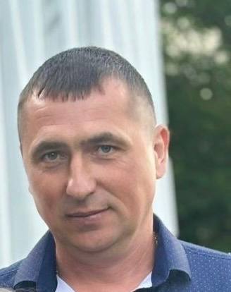 В Слюдянском районе полицейские разыскивают 43-летнего Красноперова Николая Юрьевича С поздней ночи группировка сил и средств полицейских и добровольцев специализированных поисковых отрядов находится в лесном массиве рядом с СНТ «Бабха-2» в городе Байкальске, где идут поиски пропавшего. Сообщение об исчезновении мужчины поступило в дежурную часть полиции от падчерицы Николая. Девушка рассказала, что находясь на даче в городе Байкальске СНТ «Бабха-2», после ссоры с женой разыскиваемый собрал вещи и ушел в сторону леса. Уже через 5 минут после ухода его телефон стал недоступен. Приметы: рост около 180 см, среднего телосложения, темные короткие волосы, карие глаза. Был одет: темно-зеленый с коричневыми пятнами костюм, черная футболка, красная кепка-бейсболка с белой надпись, зеленые резиновые сапоги до колена. На шее золотая цепочка и крест. Граждан, располагающих какой-либо информацией о местонахождении разыскиваемого, просьба обратиться по телефонам: 8 3954 45-10-02 или 02 102 с мобильного . Номер ответственного сотрудника - 8 902 178-19-95. Волонтеры -8 950 -146-98-56.