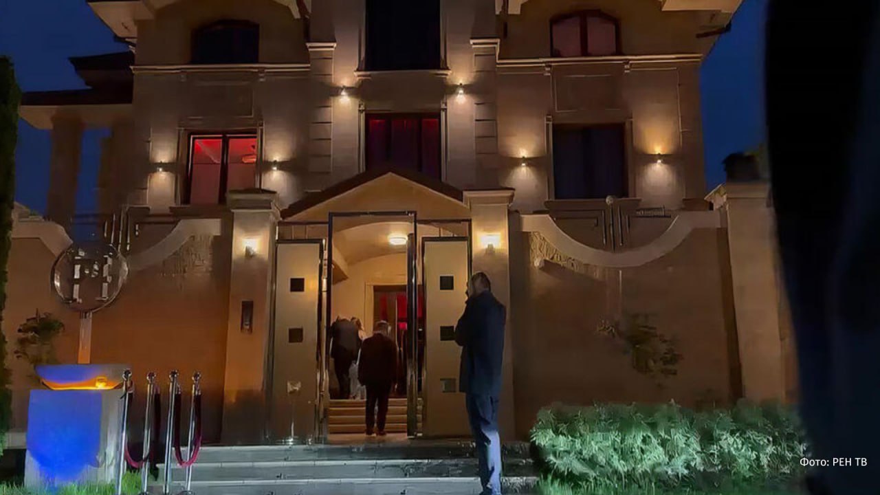 Мужчина похожий на телеведущего Дмитрия Диброва посетил подпольную секс вечеринку Город грехов Маленькая деталь которая не сразу бросается в глаза У человека на видео расстегнута ширинка отмечают авторы документального спецпроекта РЕН ТВ Тайная жизнь богатых и знаменитых Подобная ситуация произошла с актрисой и моделью Ириной Спиридоновой Похожая на нее девушка также посетила одно из таких мероприятий в башне Москвы сити После таких совпадений Диброва и Спиридонову заподозрили в участии в вечеринках подобного рода Авторы фильма расследования отметили что для пропуска на секс вечеринки нужно сначала пройти отбор Уточняется что секс вечеринки проходят периодически примерно один раз в два месяца но каждая встреча проводится в разных местах О том что происходит за закрытыми дверями представителей элиты в документальном спецпроекте РЕН ТВ Тайная жизнь богатых и знаменитых А что вы думаете о произошедшем Делитесь мнением о ситуации в комментариях РЕН ТВ ВКонтакте РЕН ТВ в Telegram в MAX