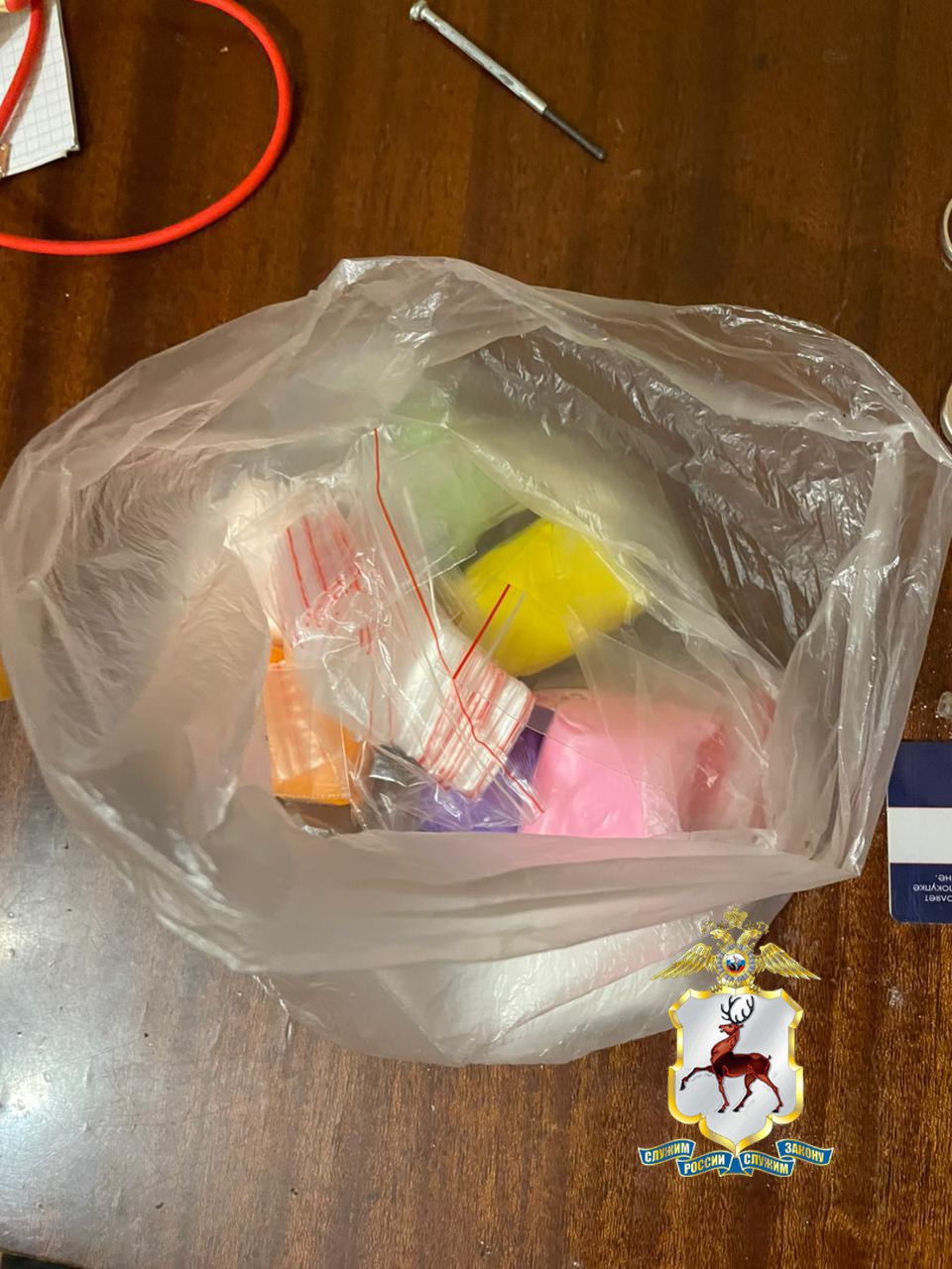 Крупная партия наркотиков изъята в Сормовском районе Полицейские задержали ранее несудимого безработного мужчину 1982 года рождения. При личном досмотре у него было обнаружено и изъято 19 свёртков с порошкообразным веществом. Экспертиза трёх из них подтвердила наличие N-метилэфедрона. Задержанный признал свою причастность к сбыту наркотиков на территории города. Возбуждено уголовное дело. Подозреваемый заключен под стражу. За данное преступление предусмотрено наказание до 20 лет лишения свободы. ГУ МВД России по Нижегородской области Прислать новость