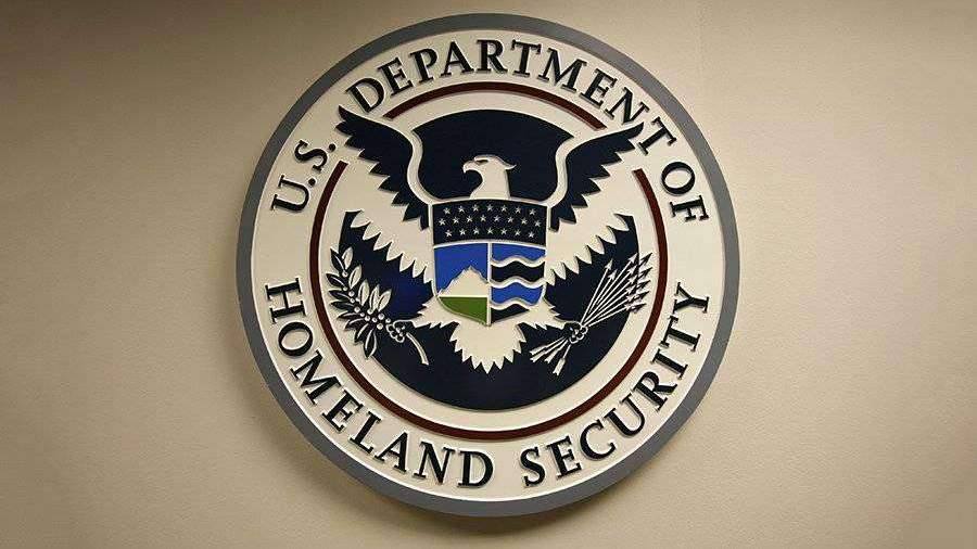 С начала второго президентского срока Трампа более 500 тысяч иностранцев находившихся в США без документов были депортированы а примерно 1 6 миллиона человек покинули страну добровольно сообщается в отчете министерства внутренней безопасности США