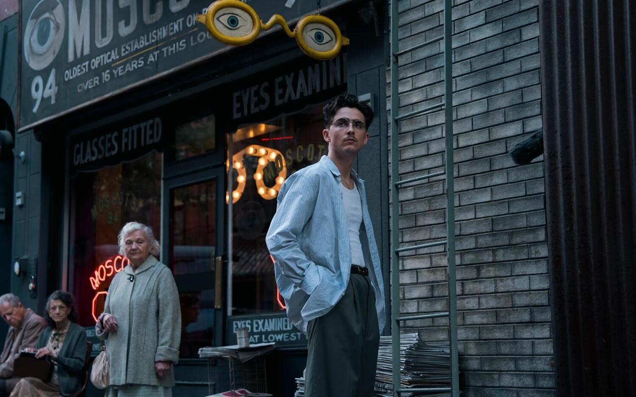 Марти Великолепный установил новый рекорд став самым кассовым фильмом студии A24 с 147 млн долларов Лента обогнала предыдущих лидеров студии оскароносную ленту Все везде и сразу 142 млн и Падение империи 127 млн При этом глобальные показатели Марти Великолепного еще вырастут так как релиз в ряде крупных зарубежных стран только предстоит Больше новостей в Daily News