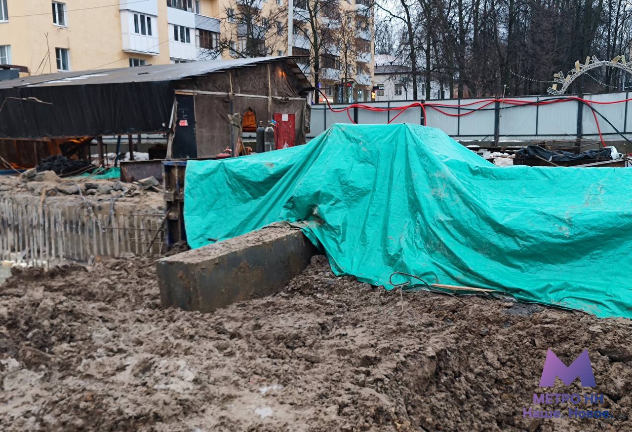 На площади свободы возвели «стену в грунте» — это главный этап сооружения котлована, куда придет тоннелепроходческий щит, строящий метро.  Метростроевцы выкопали 4,9 тысячи кубометров грунта, это примерно 700 КАМАЗов.  Кстати, щит «Владимир» прошел уже 1,3 километра от площади Сенной в сторону Свободы.   metroHH   Подписаться   Прислать новость