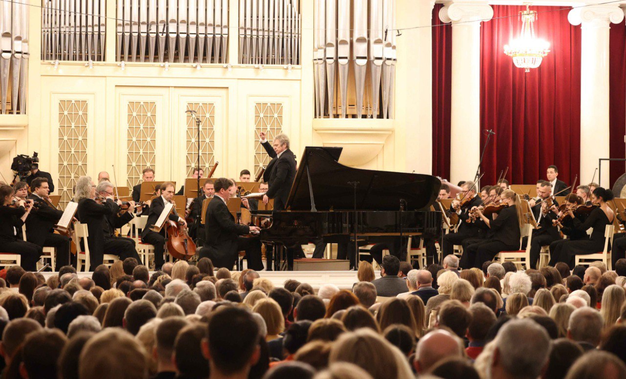 Завтра в Филармонии начнётся XXV Международный зимний фестиваль Площадь Искусств Основанный маэстро Юрием Темиркановым фестиваль традиционно объединит звёзд классической музыки и ведущие российские коллективы с 13 по 25 декабря Особое внимание в программе этого года уделено музыке Дмитрия Шостаковича одного из величайших композиторов XX века чьё имя Филармония носит уже более пятидесяти лет В наступающем году город отметит 120 летие со дня рождения композитора Фестиваль откроется концертом Заслуженного коллектива России под управлением главного дирижёра Петербургской филармонии народного артиста России Николая Алексеева Солист народный артист России Денис Мацуев вместе с оркестром исполнит Первый фортепианный концерт Бетховена и четвёртую симфонию Брамса С полной афишей фестиваля можно ознакомиться на сайте