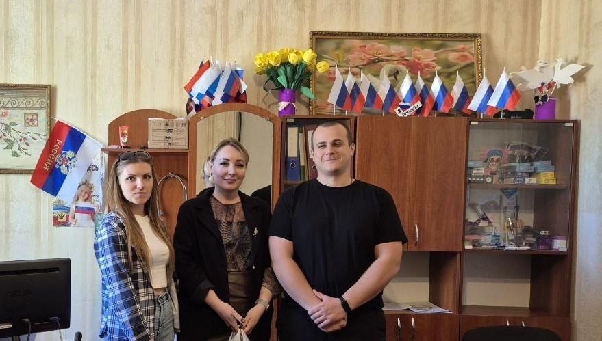 Ровненский ДК получит помощь от Рязанской области Представители региона-шефа Рязанской области посетили Ровненский дом культуры в Геническом муниципальном округе. ДК работает активно – в нём есть кружки для детей, проходят праздники, концерты. Это основное место для культурных событий села. Шефы пообщались с руководством и сотрудниками дома культуры. Обсудили проблемы и потребности. В частности, по поставке гумпомощи, методической поддержке и обмену культурным опытом. Всю информацию зафиксировали и взяли в работу – помощь ДК со стороны Рязанской области будет оказана. Также во время встречи рязанцы передали канцелярию и бумагу для нужд учреждения и государственную символику. #Культура