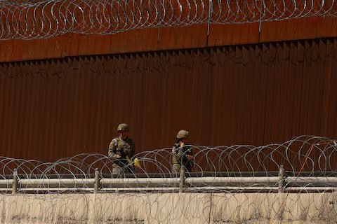 США создают новую военную зону вдоль границы с Мексикой, — Reuters В полосе длиной 101 км, простирающейся к востоку от границы Техаса и Нью-Мексико в районе Эль-Пасо, военные смогут временно задерживать мигрантов или нарушителей границы, после чего будут передавать их пограничному патрулю США или другим правоохранительным органам. Сейчас на границе находится около 11 900 военных. Согласно правительственным данным, количество мигрантов, пойманных на нелегальном переходе, в марте упало до самого низкого уровня за всю историю, — отмечает издание.