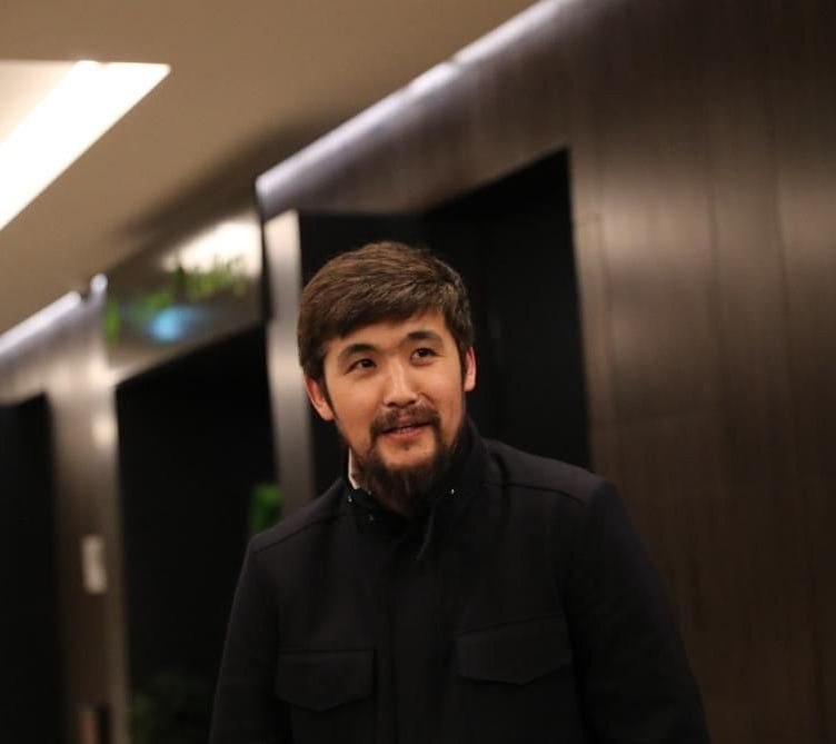Ещё один фигурант дела «Кровавого января» экстрадирован в Астану ОАЭ экстрадировали одного из фигурантов дела Армана Джумагельдиева, более известного как Дикий Арман. Как сообщили в Генеральной прокуратуре, задержанный подозревается в участии в массовых беспорядках в Алматы в январе 2022 года. По версии следствия, он входил в организованную преступную группу, руководимую Джумагельдиевым, и был активным участником насильственных акций в дни, вошедшие в историю как «Кровавый январь». После событий он покинул Казахстан и почти три года находился в международном розыске. Его задержали в Дубае, а затем, при содействии МИД и казахстанского посольства, доставили в Астану, где он водворён в следственный изолятор. По закону за участие в беспорядках в составе ОПГ предусмотрено наказание от 10 до 15 лет лишения свободы с конфискацией имущества. ℹ Сам Джумагельдиев был задержан вскоре после январских событий. Его называли одним из ключевых координаторов беспорядков, несмотря на попытки создать образ «народного защитника». В 2023 году начался масштабный судебный процесс, в котором, по разным данным, фигурируют 43–44 человека. Среди них — бывшие чиновники, сотрудники силовых структур и члены криминальных группировок. Обвинения касаются не только беспорядков, но и похищений, рэкета, незаконного оборота оружия и других преступлений. Экстрадиция подельника — очередной эпизод в громком деле, которое уже третий год остаётся в центре внимания и продолжает развиваться: следствие обещает довести до суда каждого, кто пытался скрыться за границей. #Казахстан