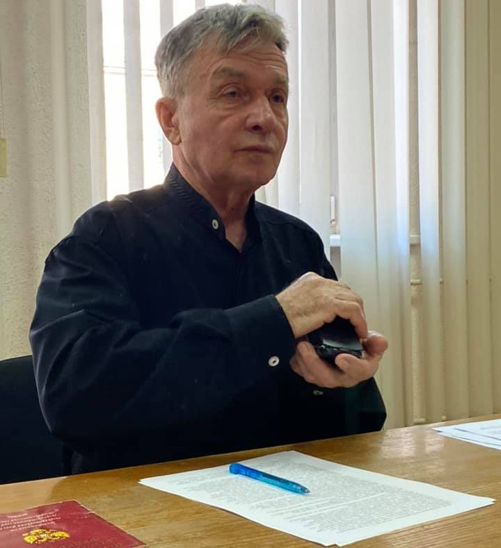 В отношении новоуральского пенсионера возбудили уголовное дело До этого его восемь раз судили за дискредитацию армии Следователи возбудили уголовное дело по статье о реабилитации нацизма часть 3 статьи 354 УК РФ Обвиняемый житель Новоуральска Виктор Казаков находится под подпиской о невыезде пишут Вечерние ведомости Поводом стали посты в соцсетях пенсионера но какие именно пока неизвестно СК отправил мужчину на психиатрическую экспертизу Казаков пытался оспорить это решение но Новоуральский городской суд отклонил жалобу В 2022 году ветерана атомной промышленности Виктора Казакова семь раз судили по статье о дискредитации ВС РФ шесть раз суд назначил штрафы а в седьмой прекратил дело Большинство административных дел касались постов и комментариев в соцсетях один раз за антивоенный пикет В апреле этого года Новоуральский суд отправил пенсионера под административный арест за пост на Facebook с заголовком Война Новости новоуральского городского кладбища Z сектор Свою вину Казаков не признал так как он опубликовал пост на своей закрытой странице Тем не менее полиция и суд посчитали это публичной дискредитацией российской армии Вечерние ведомости принадлежит Meta признанной в России экстремистской организацией