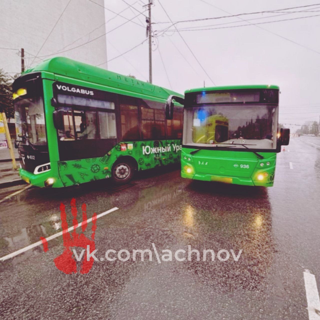 Три человека пострадали! Один автобус протаранил другой в Челябинске Авария произошла около дома 48 на Комсомольском проспекте. - По предварительным данным, водитель, мужчина 1977 года рождения, управляя автобусом «Лиаз», совершил наезд на стоящий на остановке автобус «Волгабас», под управлением мужчины 1993 года рождения, - комментируют в Госавтоинспекции города. ‼ ДТП произошло 27 июля в 19:30. Травмы получили три человека: 48-летняя пассажирка «Волгабаса», 13-летний мальчик и 35-летняя женщина, которые ехали в "Лиазе". Другие обстоятельства аварии устанавливаются. Выясняются причины столкновения общественного транспорта.