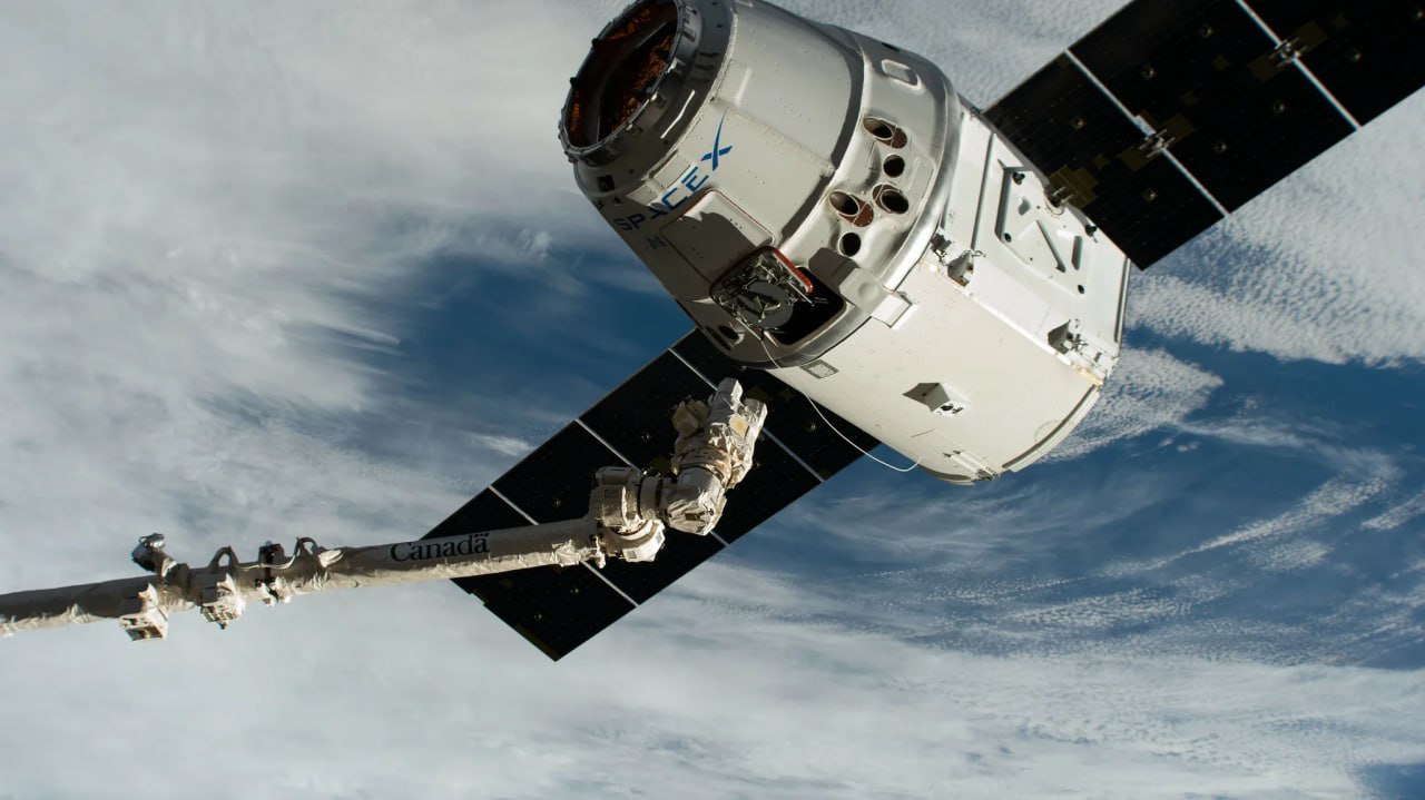 SpaceX отправила в космос груз с едой стволовыми клетками и 3D принтером Корабль Cargo Dragon компании SpaceX успешно стартовал на МКС с мыса Канаверал во Флориде и уже вышел на орбиту На борту 2 3 тонны груза еда для экипажа оборудование для экспериментов и необычный научный багаж Также по данным NASA посылка содержит стволовые клетки Ученые будут изучать как их можно использовать чтобы защитить кости от разрушения в условиях невесомости Эта проблема касается всех космонавтов долгое пребывание в космосе делает кости более хрупкими Кроме того исследователи испытают 3D печать металлических деталей и биопечать тканей прямо на орбите Эти технологии могут обеспечить астронавтов необходимыми инструментами в будущих полетах на Луну и Марс отметил исполняющий обязанности главы NASA Шон Даффи kursivm kursiv news