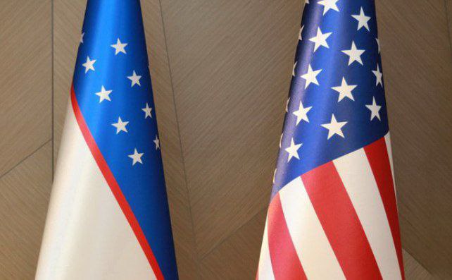 С 1 января 2026 года резиденты Узбекистана смогут инвестировать в компании США С 2026 года в Узбекистане будут сняты ограничения на инвестиции резидентов в компании США Это следует из постановления правления Центрального банка республики которым внесены изменения в порядок осуществления отдельных валютных операций связанных с движением капитала Согласно документу с 1 января 2026 года резиденты Узбекистана смогут без каких либо ограничений переводить средства со своих счетов в банках страны для формирования уставных фондов компаний в США участия в их капитале а также для пополнения оборотных средств филиалов и подразделений американских предприятий В постановлении уточняется что такие операции будут осуществляться в пределах средств имеющихся на счетах резидентов в банках Республики Узбекистан Регулятор подчеркивает что решение направлено на либерализацию валютного регулирования и создание более благоприятных условий для зарубежной инвестиционной деятельности узбекских компаний и предпринимателей Внесение этих поправок было поручено указом президента Шавката Мирзиёева О создании американо узбекистанского делового и инвестиционного совета ТГ канал uzbekvc