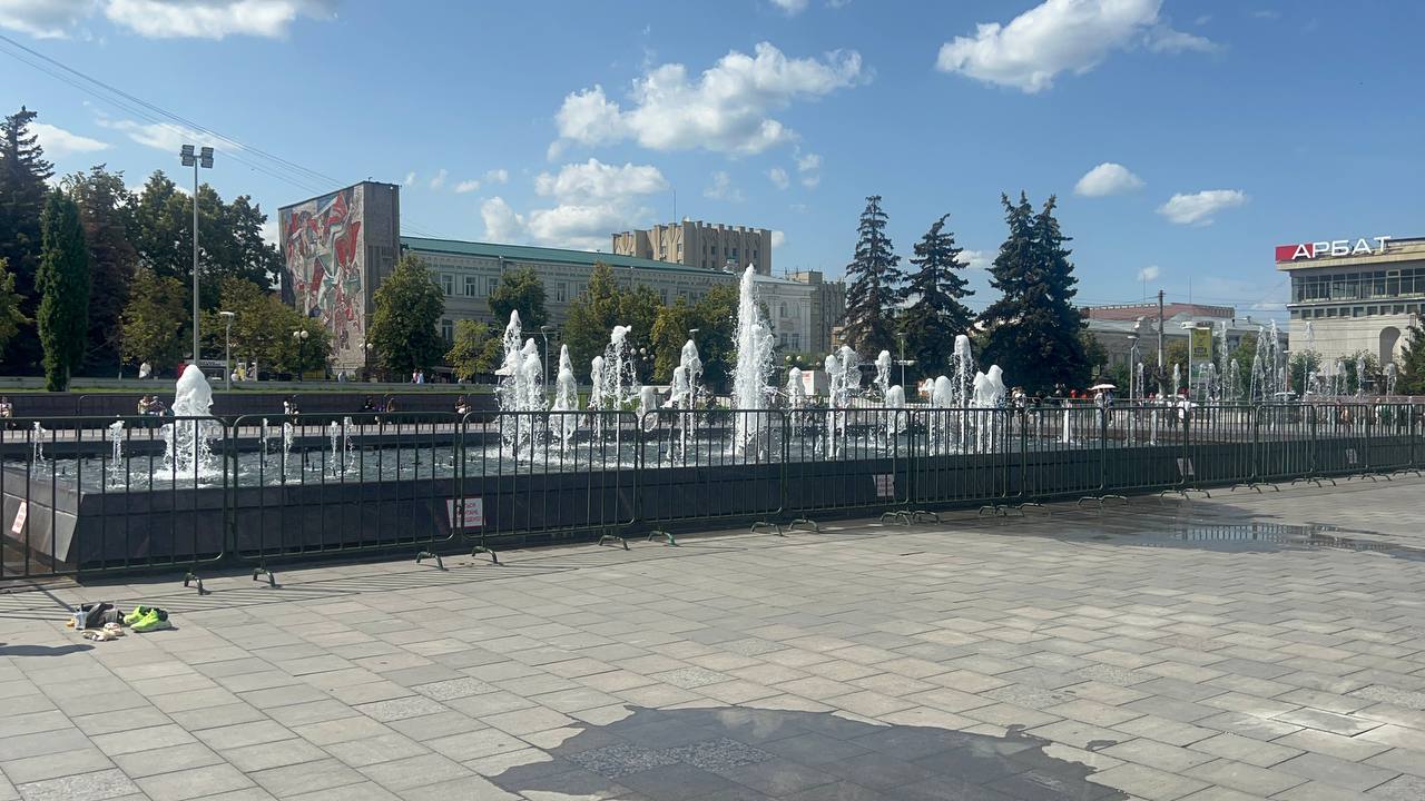 Ограждение возле фонтана на Московской демонтируют Об этом сообщил председатель гордумы Денис Соболев. Работы по демонтажу начнутся уже сегодня. Ура, нас услышали! Поделиться с нами новостью Подписаться