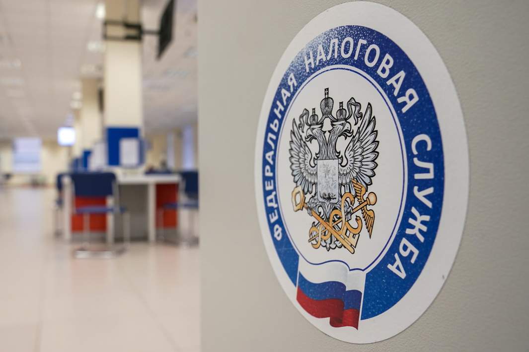 Один из красных маркеров «переохлаждения» экономики — бизнес из-за падения выручки задолжал по платежам во внебюджетные фонды в 2025 году в два раза больше, чем в прошлом. Буквально это означает, что частные компании не могут выплачивать все «налоги» с начисленных зарплат работникам. Долги компаний по страховым взносам — отчислениям на пенсии и медобслуживание работников — достигли 352 млрд рублей. Это вдвое больше, чем год назад, следует из данных Счетной палаты. Больше всего недоимок скопилось в строительстве, торговле, туризме и сфере услуг. Причины — нехватка оборотных средств у бизнеса на фоне высоких ставок по налогам и кредитам, а также перевод части людей на «серые» схемы, сообщают «Известия». Подпишитесь на «Иркутск политический»
