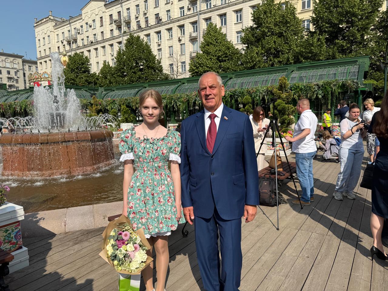 На Тверской площади в Москве состоялась торжественная церемония награждения победителей IV Национального органического конкурса. В номинации «Лучший школьный проект по популяризации органической продукции» победителем стала ученица средней общеобразовательной школы №1 города Боровичи Новгородской области Ксения Леонидовна Бессонова. Ксения подготовила видеоролик для обучающихся 5-х классов на тему: «Будут пчёлы, будет жить человек». Вручил Ксении заслуженную награду! Желаю тебе дальнейших успехов, новых побед и исполнения всех желаний!