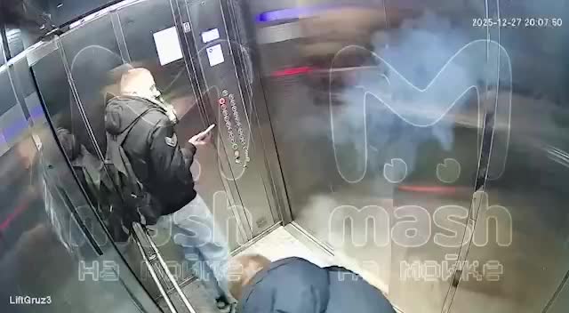 В Мурино мужчины устроили фейерверк в лифте без пострадавших