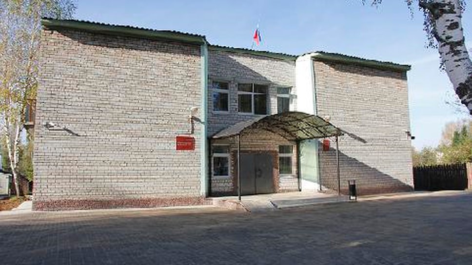 Прокуратура Некрасовского района подала иски с требованием передать в муниципальную собственность квартиры умерших жителей, на которые никто не оформил наследство. Речь идет о домах в поселке Сосновый бор и Бурмакино. Сейчас коммунальные платежи за эти квартиры распределяются между другими собственниками. Прокуратура требует обязать местные власти принять и зарегистрировать выморочное имущество. «Содержание имущества не осуществляется, начисляемые ресурсоснабжающими организациями коммунальные платежи распределяются среди иных собственников жилых помещений» — прокуратура Ярославской области. Еще больше новостей — в Telegram-канале «Ъ-Ярославль»