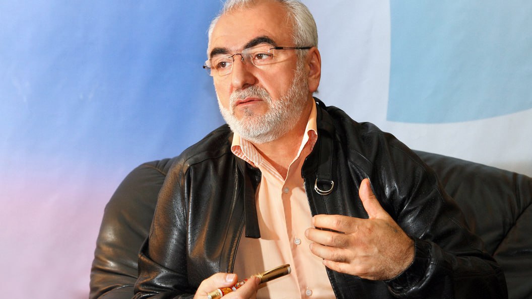 Компания Ивана Саввиди снова стала спонсором ФК Ростов Атлантис Пак ростовское предприятие входящее в Группу Агроком Ивана Саввиди выступит генеральным спонсором ФК Ростов об этом сообщает пресс служба футбольного клуба Соответствующее соглашение было подписано между ФК Ростов и компанией Атлантис Пак Спонсорский договор будет действовать до конца текущего сезона май 2026 года говорится в сообщении Как отметил генеральный директор клуба Игорь Гончаров Группа Агроком ростовская компания которая уже участвовала в жизни клуба За последние годы Иван Саввиди неоднократно оказывал финансовую и управленческую помощь команде В частности в сезоны 2016 2017 предприятия Группы выступали спонсорами клуба Я уверен что новый этап сотрудничества будет взаимовыгодным и долгосрочным и станет отправной точкой для дальнейшего успешного развития ФК Ростов сказал Игорь Гончаров Подписаться на Новости Ростова Прислать новость Мы в Max rostovnews61