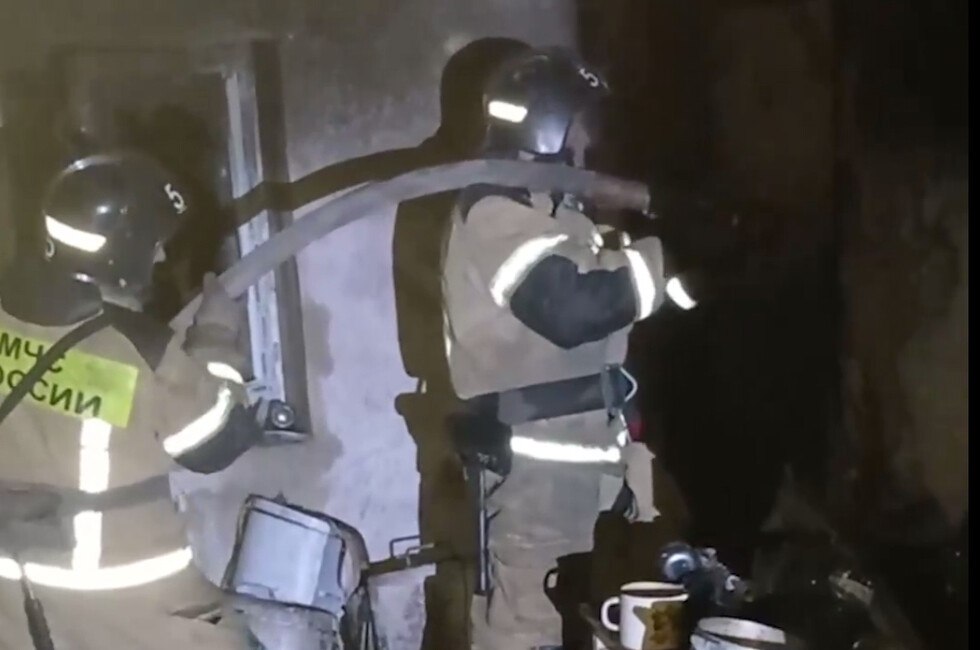 В Донецке на пожаре погиб мужчина : Написать нам «Произошёл пожар в четырехквартирном доме. Сотрудники МЧС России ликвидировали его на 12 квадратах и предотвратили распространение пламени на соседние квартиры», — рассказали в МЧС. Тело мужчины было найдено при тушении. Сейчас уполномоченные органы устанавливают его личность. Всего за сутки в ДНР было ликвидировано 23 пожара. Скриншот видеосюжета в официальном ТГ-канале ГУ МЧС России по ДНР Читать полностью