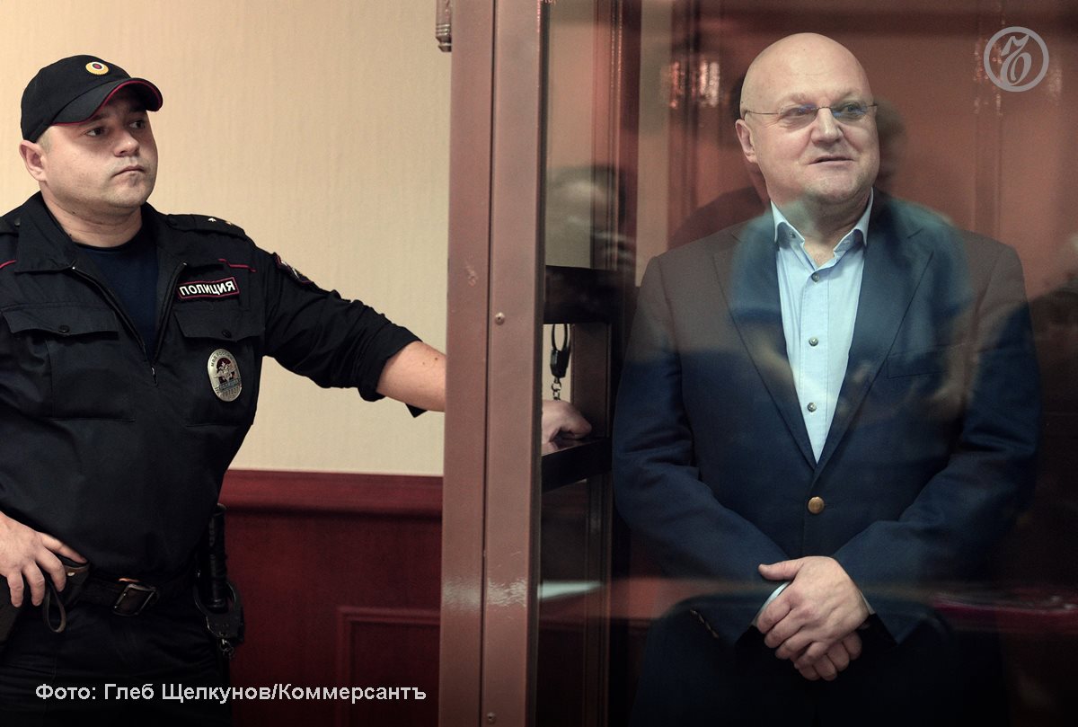 Осужденный на 12 лет за коррупцию и освобожденный в прошлом году экс глава столичного управления СКР Александр Дрыманов отправился на СВО Как выяснил Ъ в марте 2022 года господин Дрыманов уже просил отправить его на СВО но получил отказ В колонии у экс генерала обострились проблемы со здоровьем Заключенному провели сложную операцию после которой он обратился в администрацию колонии с очередной просьбой отправить его в зону боевых действий но она осталась без ответа Выйдя на свободу в связи с болезнью 57 летний генерал вновь ходатайствовал об отправке в зону СВО На этот раз его желание Минобороны удовлетворило В случае получения госнаграды судимость господина Дрыманова будет считаться погашенной В боевых действиях в зоне СВО с 2023 года также участвует осужденный вместе с ним за взятку в размере 1 млн от криминального авторитета Шакро Молодого Захарий Калашов экс начальник следственного управления СКР по Центральному административному округу Москвы Алексей Крамаренко Ъузнал