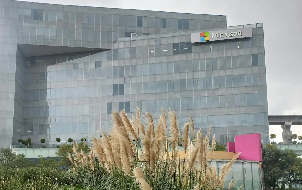 Суд признал банкротом российское юрлицо Microsoft ООО Майкрософт Рус Кроме того суд открыл в этом российском подразделении американского производителя ПО конкурсное производство Начальную процедуру банкротства то есть наблюдение суд ввел еще в сентябре по собственному заявлению ООО Майкрософт Рус Представитель должника сообщил тогда в суде что неисполненные обязательства компании превышают 1 5 млрд российских рублей  Подробнее