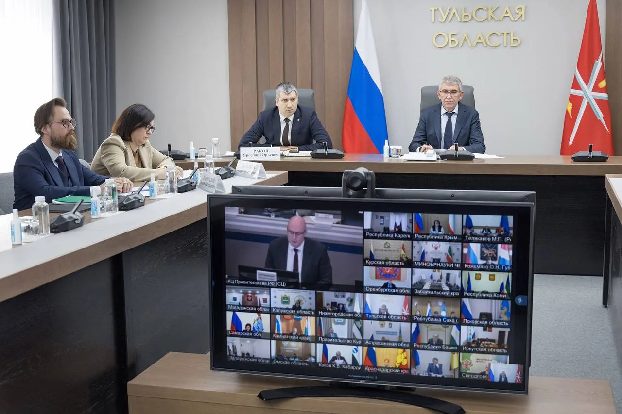 Вопросы готовности к летней оздоровительной кампании проведению ГИА и строительства объектов образования рассмотрели на совещании в формате ВКС провел которое заместитель Председателя Правительства РФ Дмитрий Чернышенко В 2026 году в Тульской области планируется оздоровить не менее 110 тысяч детей в том числе почти 65 тысяч летом Летом в регионе будут работать 374 лагеря с дневным пребыванием 15 загородных детских лагерей 53 лагеря труда и отдыха и шесть палаточных В рамках федеральной программы модернизации лагерей в 2026 году запланирован капитальный ремонт пищеблоков в лагерях Сигнал и Юность а также установка двух новых модульных корпусов в лагере Орленок Работы ведутся в соответствии с графиком Все загородные лагеря оснащены системой видеонаблюдения с архивированием и хранением данных видеозаписи тревожными кнопками с передачей сообщений о срабатывании в подразделения Росгвардии На совещании также шла речь о проведении государственной итоговой аттестации ГИА В регионе экзамены будут сдавать более 15 тысяч учеников 9 го класса и свыше 5 тысяч 11 го Все пункты проведения экзаменов оснащены оргтехникой средствами видеонаблюдения канцтоварами и расходными материалами Обсудили и вопрос модернизации образовательной инфраструктуры В 2026 году в Тульской области запланирован ремонт 46 объектов образования в пяти из них завершить работы планируется в 2027 году Продолжается строительство школы на 1100 мест в ЖК Суворовский 2 Работы ведутся в рамках нацпроекта Молодежь и дети Подписывайтесь на мой канал в MAX
