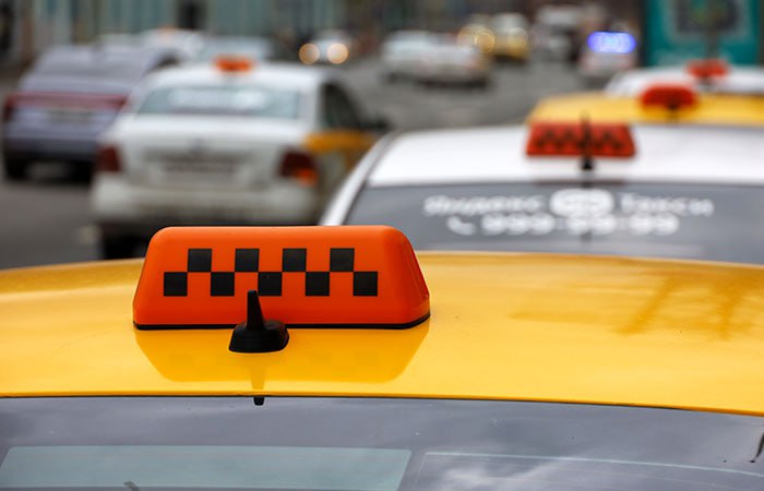В Москве инспекторы МАДИ с начала года изъяли у таксистов 1,2 тысячи машин В Дептрансе напомнили, что перевозчики обязаны обеспечивать прохождение водителем медицинского осмотра и контролировать техническую подготовку автомобиля перед началом рабочего дня. "Плохое самочувствие водителя или неисправности автомобиля могут стать причиной ДТП", - отметили в департаменте. Фото: Олег Елков/ТАСС