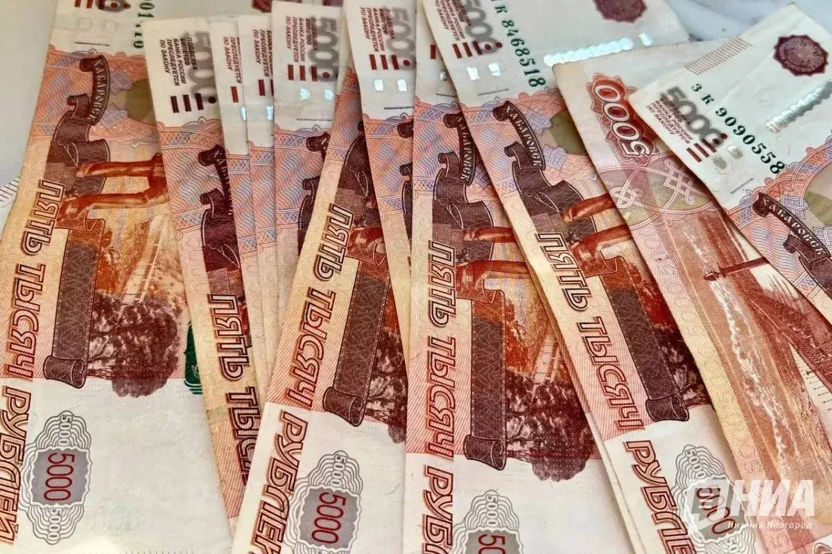 Через 7 7 года половина работающих жителей Нижегородской области сможет получать более 200 тысяч рублей А через 10 2 года доля работников с таким доходом может вырасти до 75 Такой прогноз дали аналитики РИА Новости В лидерах рейтинга по динамике зарплат находятся Ямало Ненецкий и Чукотский автономные округа а также Татарстан Там половина работников сможет прийти к зарплате в 200к уже через 5 7 6 2 года