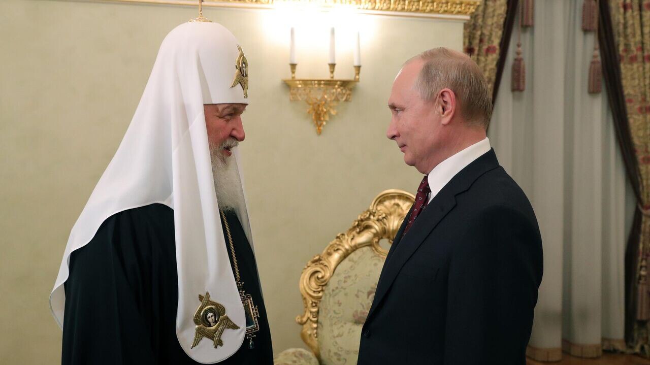 Патриарх Кирилл в проповеди рассказал что его отец крестил Владимира Путина Событие названо знаком Божьего присутствия В ходе проповеди после Божественной литургии в Даниловом монастыре 12 сентября патриарх Московский и всея Руси Кирилл сообщил что его отец священник крестил президента России Владимира Путина в детстве в Преображенском соборе Ленинграда Оказывается потом это узнали и доказали что именно мой отец крестил Владимира Владимировича сказал он Патриарх подчеркнул что такое совпадение не может быть случайным Это знак Божьего присутствия в наших жизнях Он также выразил благодарность президенту за открытое исповедание веры заботу о Церкви и помощь в рамках закона отметив что Путин живет христианской жизнью не скрывая своей принадлежности к православию Наши соцсети taplink cc themoscowpost