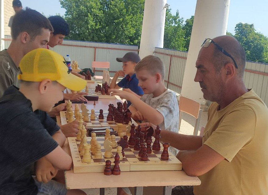Турнир к Международному дню шахмат провели в Великолепетихском округе В мероприятии "Шахматный мир: от новичка до мастера" участвовали шахматисты разных возрастов. Победители и участники турнира получили грамоты и призы. "Самым ценным приобретением для каждого стало не только признание их игровых навыков, но и новые знания и, конечно, удовольствие от самой игры", — отметила глава округа Ольга Барановская. ПОДПИСАТЬСЯ НА ТАВРИЮ