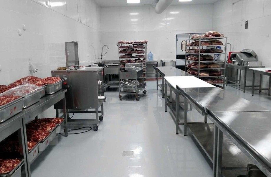 Новый мясной цех появится на Сахалине Корпорация развития Сахалинской области анонсировала скорый запуск нового цеха по переработке мяса. Это значительный шаг для агропромышленного комплекса региона, призванный улучшить снабжение жителей свежей и качественной мясной продукцией местного производства. Новый цех входит в структуру группы компаний «Мерси». Этот агропромышленный холдинг занимается свиноводством, переработкой и имеет собственную розничную сеть. Проект реализован при поддержке Корпорации развития Сахалинской области. Цех будет оснащён высокотехнологичным оборудованием, способным выпускать более 80 видов продукции из охлаждённого мяса. Годовая мощность достигнет до 4 692 тонн. Это позволит значительно расширить ассортимент мясной продукции, доступной на местном рынке. Руководство холдинга отмечает, что стремится к высоким стандартам производства и вносит вклад в развитие агропромышленного комплекса региона. Продукция компании была награждена двумя золотыми медалями международной выставки «ПРОДЭКСПО-2025». #Сахалин