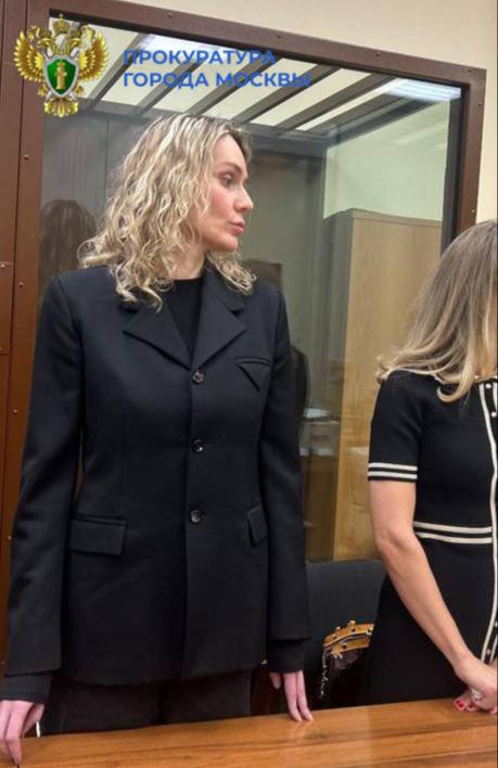 Владелица ювелирного дома Darvol Дарья Спиридонова признана виновной в 19 эпизодах мошенничества в крупном и особо крупном размерах. Суд назначил ей 7 лет колонии общего режима, сообщает столичная прокуратура. Спиридонова обманом получила от потерпевших в общей сложности более 200 млн рублей под предлогом извлечения прибыли от сделок с драгоценными камнями и ювелирными изделиями. Полученные деньги она не вернула. «Москва»