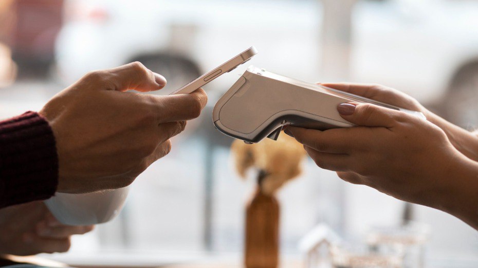 В России вовсю тестируется ещё один полный аналог Apple Pay Т Банк начал тестирование бесконтактной оплаты через iPhone с использованием собственного сервиса T Pay что стало очередным шагом в обход ограничений экосистемы Apple в России В опубликованном Кодом Дурова видеоролике демонстрируется как пользователь через виджет на заблокированном экране получает доступ к банковскому приложению с помощью Face ID и осуществляет платёж через терминал Сбербанка Технология использует альтернативные механизмы взаимодействия с платежными терминалами минуя стандартный протокол Apple Pay В отличие от Android версии где оплата через T Pay уже давно доступна реализация на iOS требует от пользователя дополнительных шагов необходимо открыть приложение и подтвердить операцию тогда как классическая бесконтактная оплата работает даже при заблокированном экране Банк не раскрыл технические детали реализации и сроки запуска финальной версии iguides