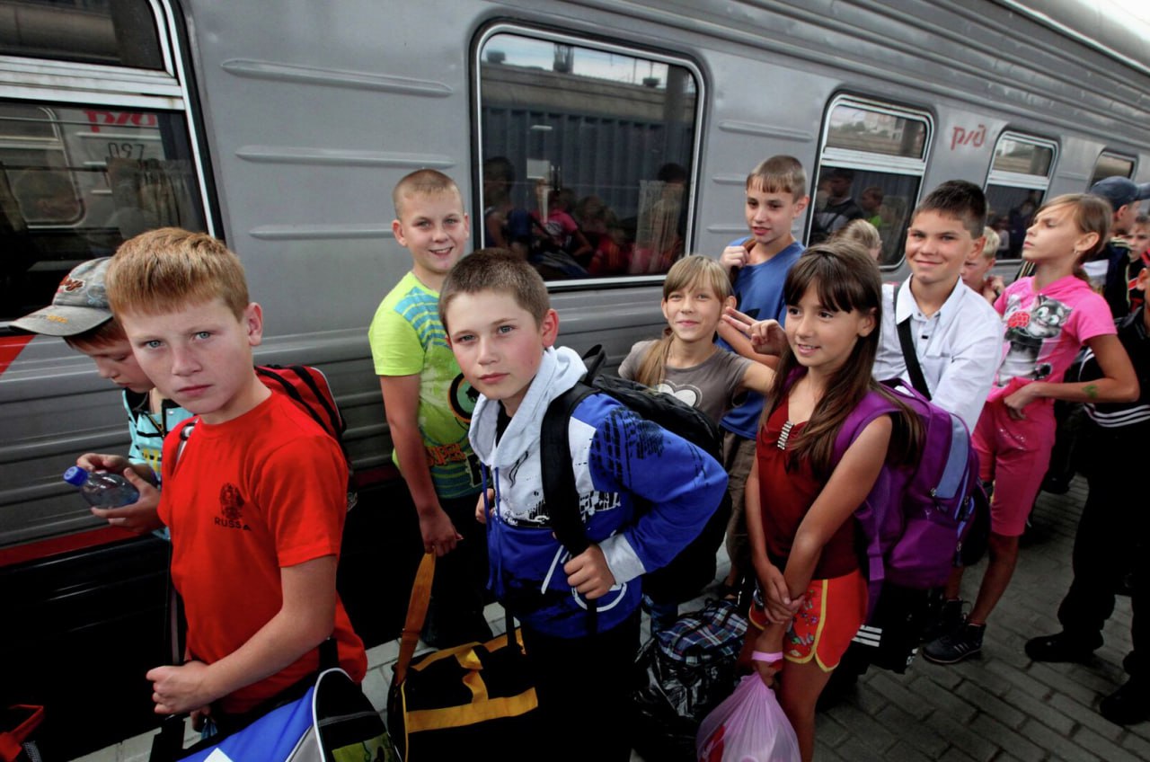 В Госдуме могут предоставить детям право бесплатного проезда в лагеря  С таким предложением авторы инициативы обратились к министру транспорта Роману Старовойту.   "С учётом высокой стоимости билетов на все виды междугороднего транспорта, предлагаю Минтрансу поддержать семьи с детьми и рассмотреть вопрос о предоставлении детям возможности бесплатно пользоваться любыми видами транспорта для проезда к месту отдыха и обратно", - сказал депутат Госдумы Сергей Миронов.  Льготу предполагается предоставлять на летний период, когда школьники находятся на каникулах.    Как вам идея?