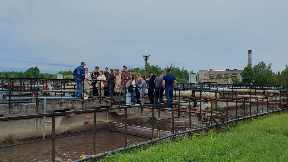 Будущие специалисты коммунальных служб посетили МП Пскова «Горводоканал» Специалисты муниципального предприятия провели экскурсию для практикантов ПсковГУ на очистные сооружения канализации Пскова. Студенты естественно-географического факультета узнали принципы работы очистных сооружений, наглядно проследили весь технологический цикл: от приема загрязненных сточных вод до момента, когда очищенная вода возвращается в реку Великую. Особое внимание было уделено контролю качества воды. Фото: пресс-служба МП г. Пскова «Горводоканал»