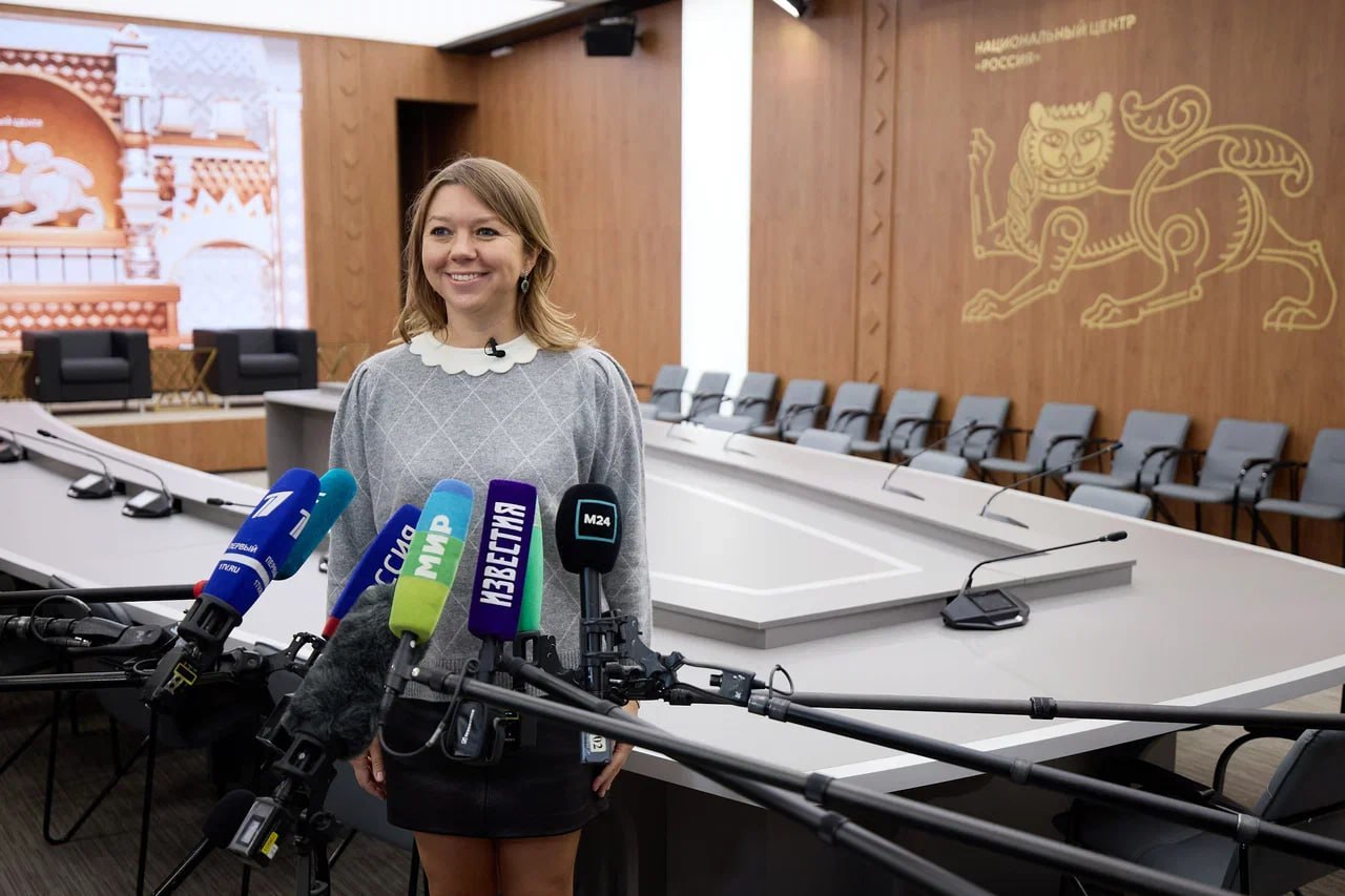 Продолжается реконструкция помещений для будущего Национального центра «Россия»  До завершения строительства нового здания  Национальный центр «Россия» разместится в Павильонах № 3, 4 и 7 Экспоцентра на Краснопресненской набережной в Москве.   «По Поручению Президента Российской Федерации Владимира Путина Национальный центр «Россия» начнет свою работу 4 ноября для демонстрации достижений страны и ее граждан на постоянной основе, а также для сохранения наследия Международной выставки-форума «Россия». Мы верим, что Центр станет площадкой для открытого диалога, площадкой для проектирования будущего, в работе которой могут принять участие все жители нашей страны», — сказала генеральный директор Национального центра «Россия» Наталья Виртуозова.  Соединенные между собой Павильоны оборудуют залом для постоянной экспозиции, где появится большая выставка-путешествие по России, залом для временных экспозиций, большим универсальным концертным залом на 1600 мест, конгресс-залом на 600 мест, деловой зоной, лекториями, фуд-кортом с национальными кухнями и зоной универмага, где будут представлены лучшие товары со всей России.  Первым мероприятием Национального центра станет Международный симпозиум «Создавая будущее», участие в нем подтвердили порядка 40 стран. Мероприятие пройдет с 4 по 6 ноября.     «Россия»