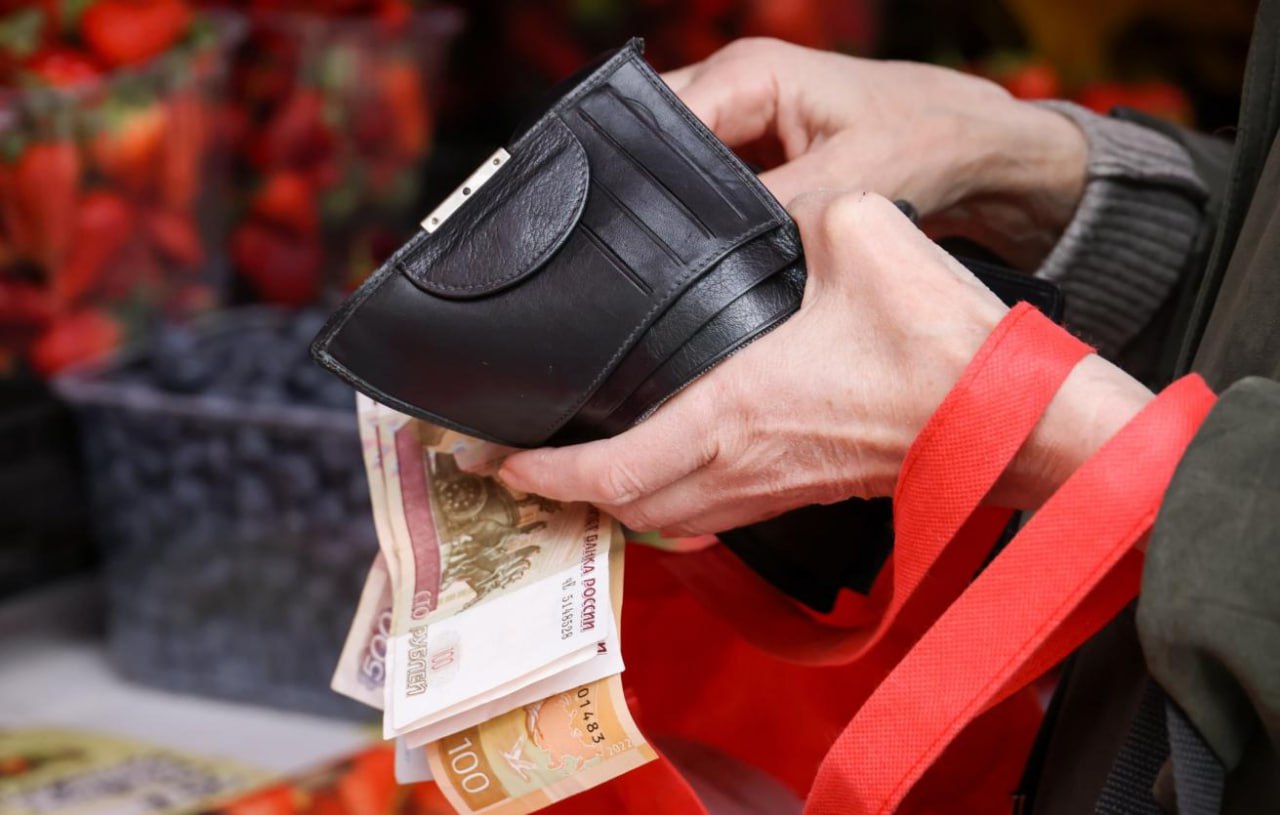 Прожиточный минимум в Якутии превысил 28 5 тысяч рублей после индексации на 6 8 В Республике Саха Якутия прожиточный минимум на 2026 год установлен на уровне 28 598 рублей что ставит регион в число субъектов РФ с наиболее высокими показателями Об этом свидетельствуют данные Минтруда опубликованные в начале года С 1 января 2026 года прожиточный минимум по всей России был проиндексирован на 6 8 Наиболее высокие значения зафиксированы в Чукотском автономном округе 49 431 рубль Камчатском крае 33 333 рубля и Магаданской области 32 954 рубля Якутия вошла в группу регионов где прожиточный минимум превысил 25 тысяч рублей наряду с Мурманской областью Ямало Ненецким и Ненецким автономными округами Сахалинской областью и Москвой Повышение прожиточного минимума повлекло за собой рост ряда социальных выплат включая пособия для семей с детьми социальные доплаты к пенсиям и выплаты в рамках социального контракта