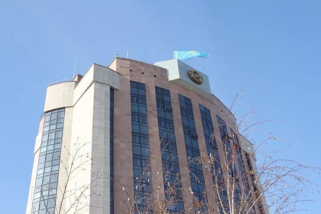 Пистолет и 270 кг наркотиков: в Астане задержали жителей Жамбылской области  В Астане задержали двоих жителей Жамбылской области у которых изъяли 270 кг наркотиков и пистолет.   Подозреваемых водворили в изолятор временного содержания. Сотрудники Комитета по противодействию наркопреступности начали досудебное расследование.  «В ходе спецоперации у подозреваемых изъяли более 270 килограммов наркотических средств «марихуана» и «гашиш». При обыске салона автомобиля обнаружили пистолет Макарова. По предварительным данным, оружие относится к числу похищенных во время январских событий 2022 года в Таразе», – отметил исполняющий обязанности председателя комитета по противодействию наркопреступности МВД Данияр Мейрхан.  Фото: МВД РК    /CentralMediaNews