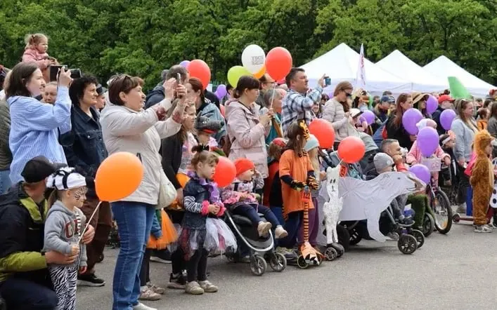 31 мая в Московском парке Победы пройдёт V ежегодное карнавальное шествие колясок самокатов и велосипедов Салют мультфильмы Праздничная колонна пройдёт по аллеям Московского парка Победы в сопровождении барабанщиков Участников и гостей праздника ждет концертная программа весёлые старты интерактивные площадки с мастер классами и играми конкурсы викторины Вход свободный Шествие пройдёт с 11 30 до 14 00 Московский пр д 188 АЖ Летняя эстрада Подписаться Куда сходить в Петербурге