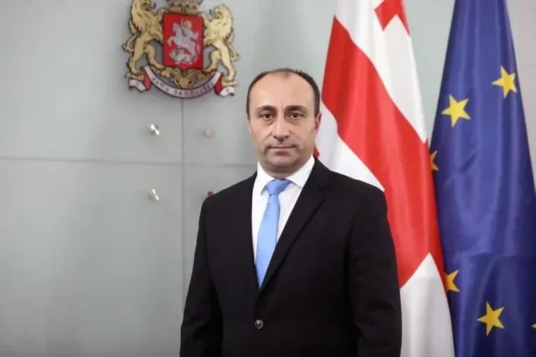Гела Геладзе назначен новым министром внутренних дел Грузии. Напомним, что сегодня стало известно о том, что Вахтанг Гомелаури, находившийся под санкциями США, покинул свой пост. Официальная причина отставки - собственное желание Гомелаури, который блестяще справился со своей работой по противодействию радикальным силам в стране. Однако можно предположить, что в рамках перезагрузки в американо-грузинских отношениях, данная ротация будет компромиссом.